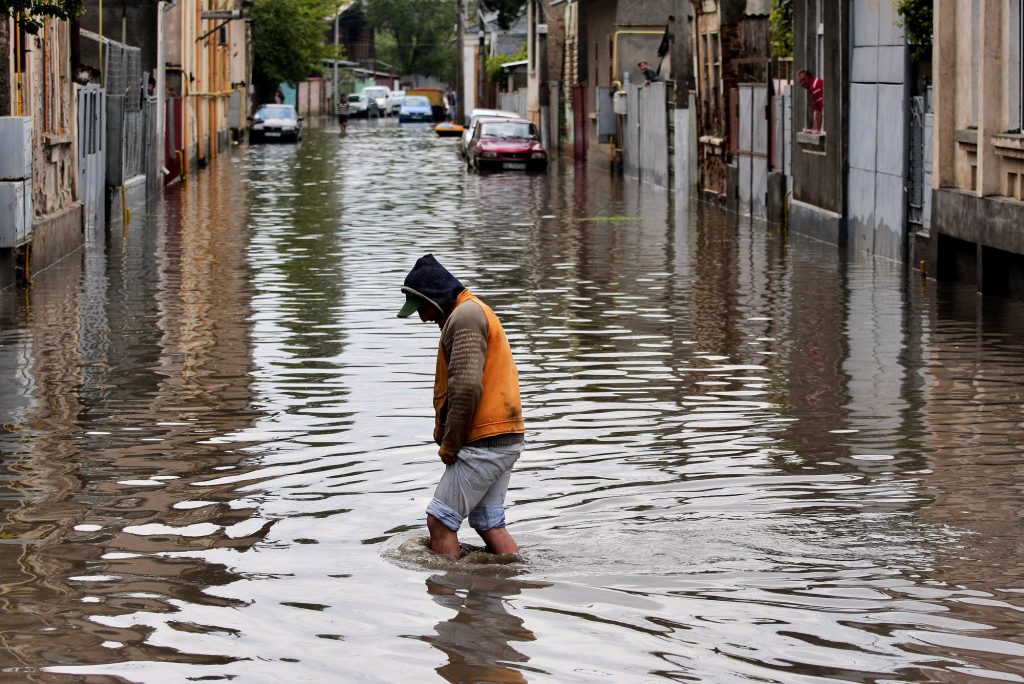 Un barbat merge prin apa catre casa, in Galati, duminica, 4 mai 2008. Valea orasului a fost inundata in urma ploilor din ultimele zile, apa depasind capacitatea de evacuare a sistemului de canalizare. OVIDIU IORDACHI / MEDIAFAX FOTO