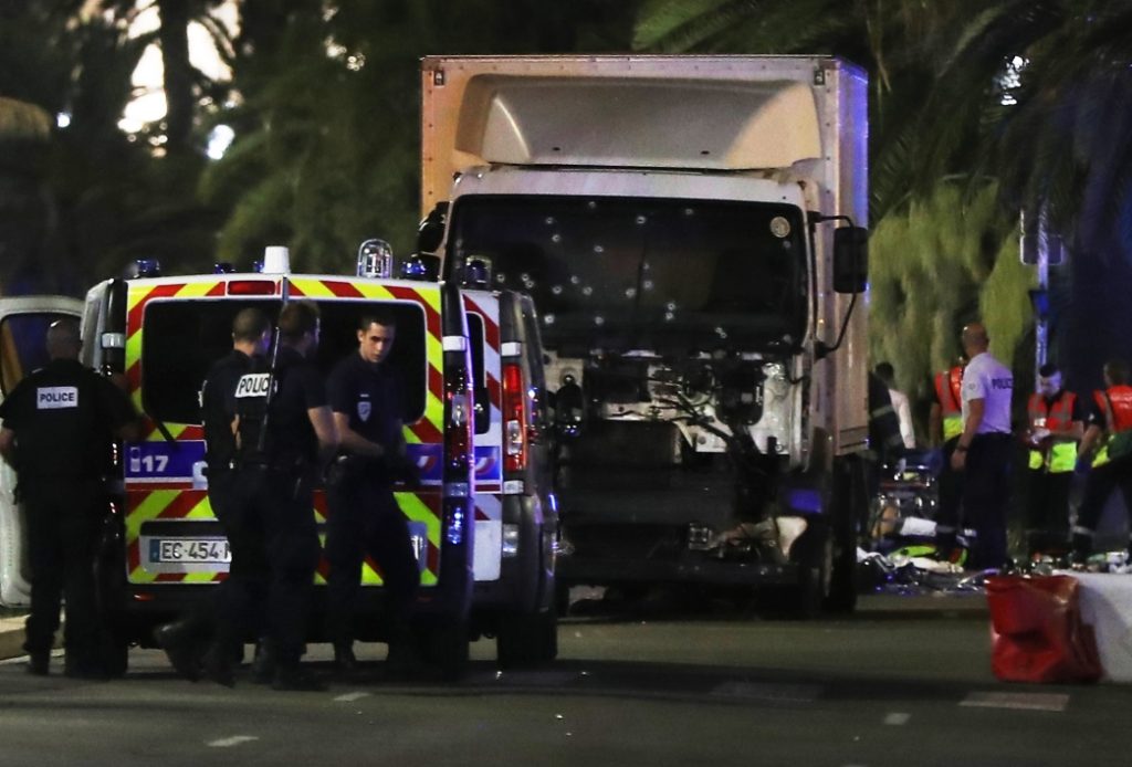 ATENTAT-TERORIST-in-Franta-in-Nice-cel-putin-60-de-morti-LIVE-TEXT