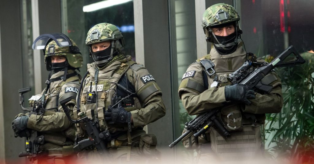 epa05085108 Heavily armed members of the German police stand in front of the central railway station in Munich, Germany, 31 December 2015. After the evacuation of Munich's central railway station, German police remain on alert. Police are maintaining an increased presence in the Bavarian state capital on the morning of New Year's Day, a spokeswoman said. EPA/SVEN HOPPE